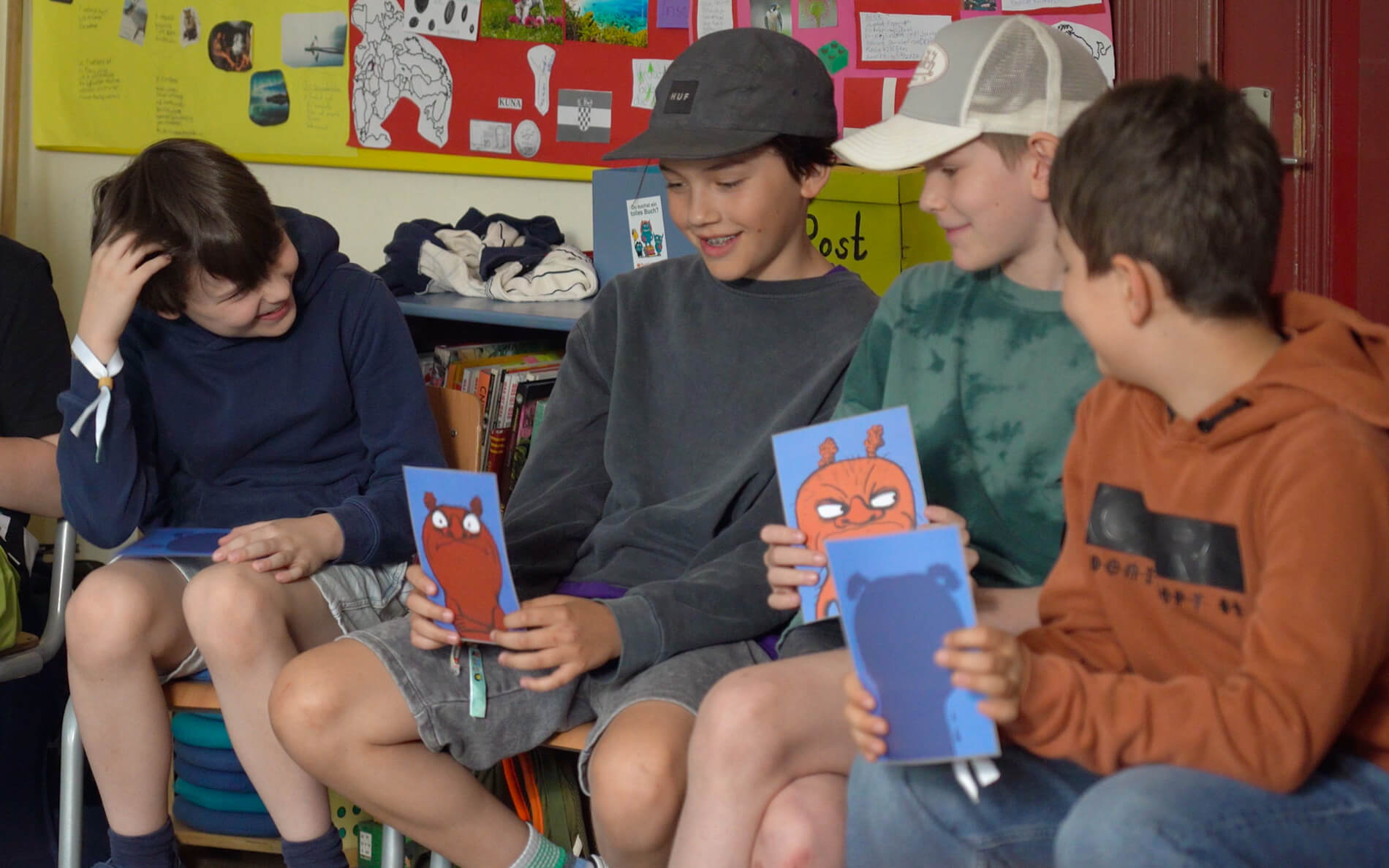 Jungen lesen mit Monsterkarten vor