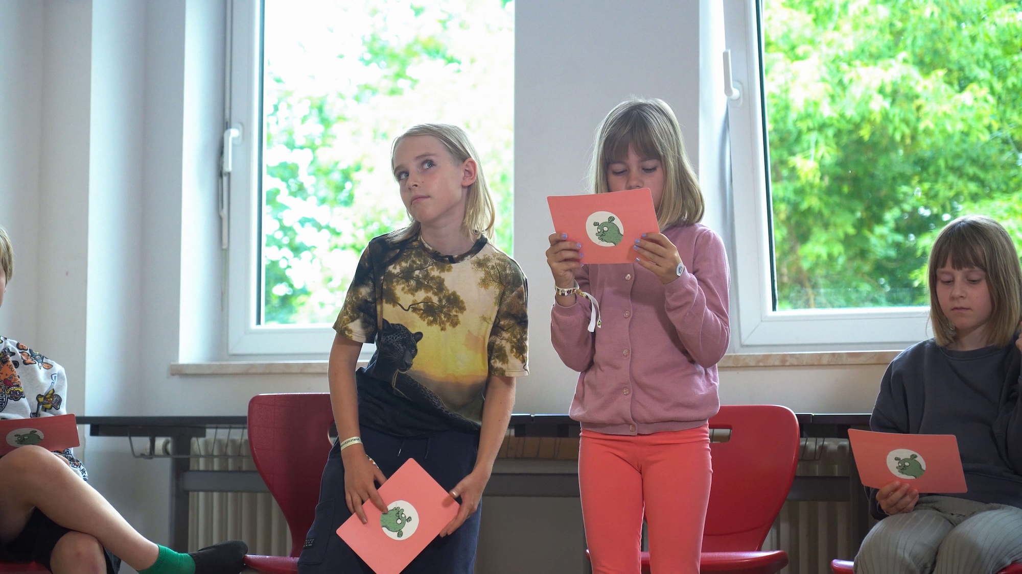 Kinder hören zu und warten darauf, beim ersten Atemholen „Stopp“ zu rufen