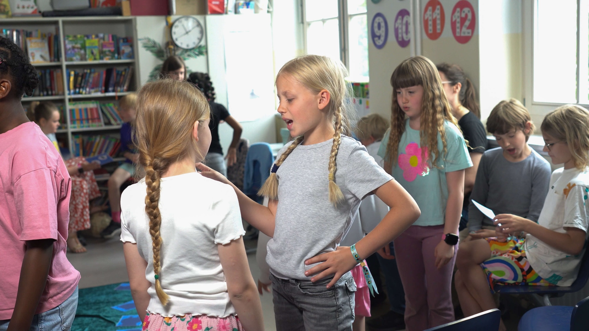 Zwei Kinder lesen einen Monsterdialog mit verteilten Rollen vor