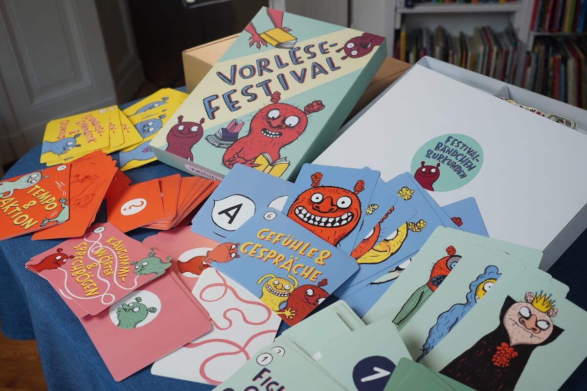 Aufgefächerte Übungs-Karten der Vorlesefestival-Box