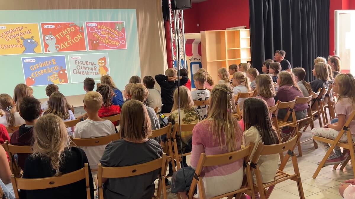 Kinder an einer Festival-Station