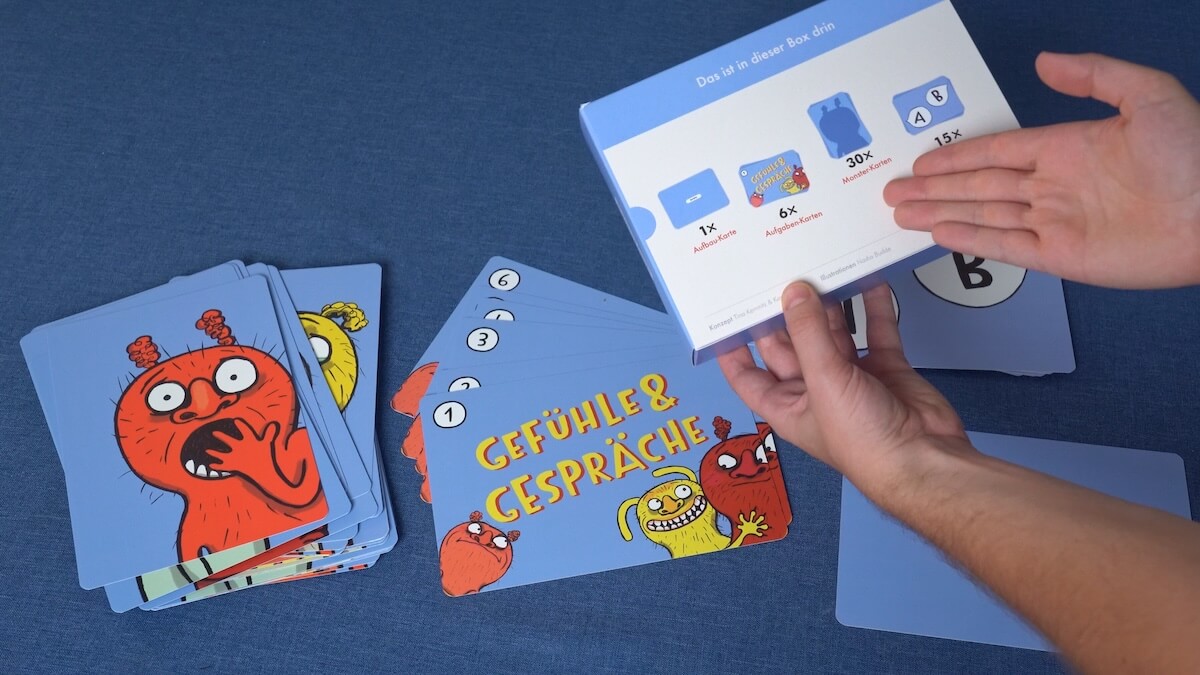 Karten werden zurück in die Box gelegt